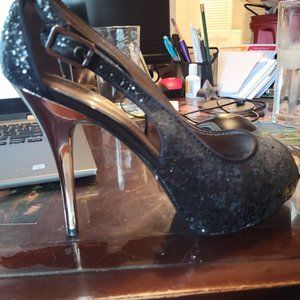 GUESS BLACK AND SILVER PUMPS